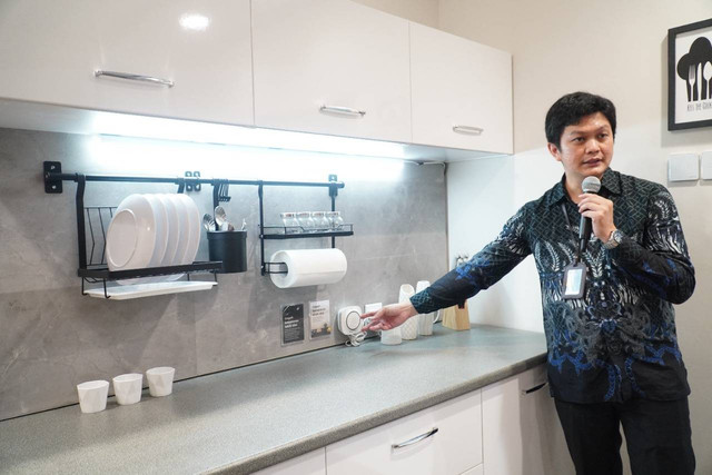 Handy Wicaksono Kaprog IoT UK Petra menjelaskan tentang deteksi asap di dapur. Foto: Humas UK Petra