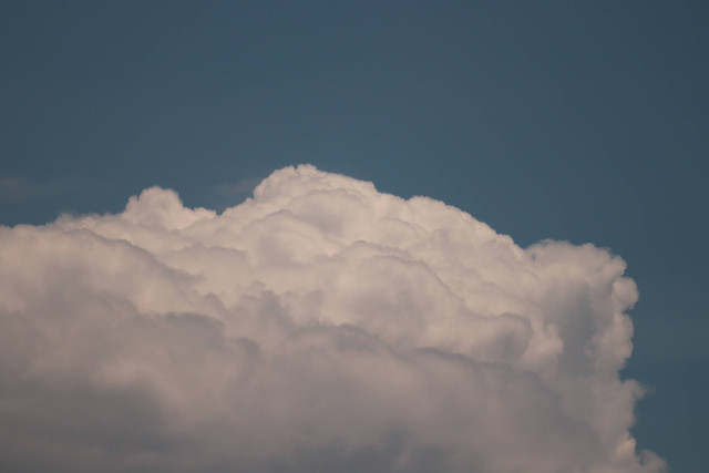 Ilustrasi Caption Awan Bahasa Inggris. Foto: Unsplash/mufidpwt.