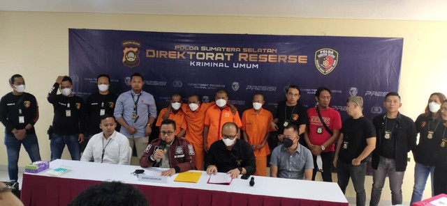 Polda Sumsel saat gelar perkara kasus pembunuhan pria di kubangan lumpur di OKI. (ist)