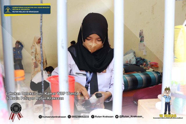 Petugas Wanita Rutan Kraksaan sedang melakukan razia di kamar wanita. (Humas Rutan Kraksaan)