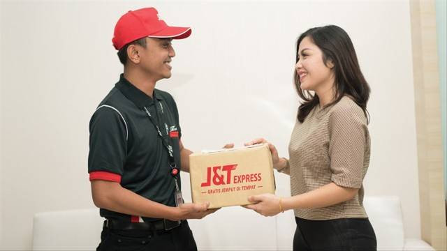 Ilustrasi kurir J&T mengirim barang ke pelanggan. Foto: J&T Express.