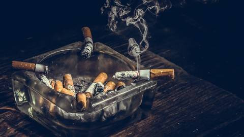 Ilustrasi merokok berantai. Foto: Panya_Anakotmankong/Shutterstock.