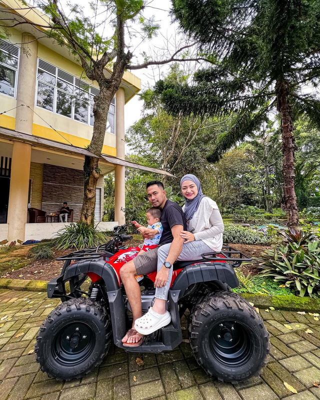 Nathalie Holscher bersama Adzam dan Fariz Utama. Foto: Instagram/@nathalieholscher