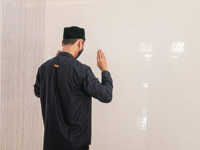 Ilustrasi gerakan takbiratul ihram Salim Ibn Sumair al-Hadrami. Foto: Unsplash/Masjid Pogung Dalangan