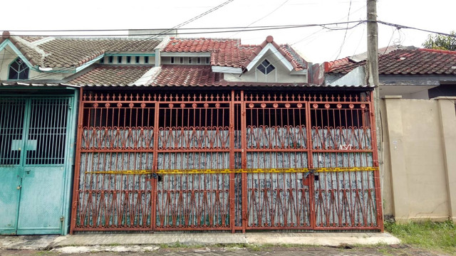 Kondisi terkini rumah yang semua penghuninya ditemukan tewas membusuk di Jl. Taman Asri 3, RT.9/RW.4, Kalideres, Jakarta Barat, Jumat (11/11/2022). Foto: Ananta Erlangga/kumparan