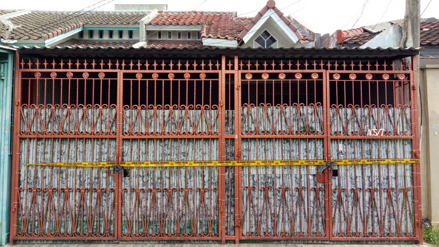 Kondisi terkini rumah yang semua penghuninya ditemukan tewas membusuk di Jl. Taman Asri 3, RT.9/RW.4, Kalideres, Jakarta Barat, Jumat (11/11/2022). Foto: Ananta Erlangga/kumparan