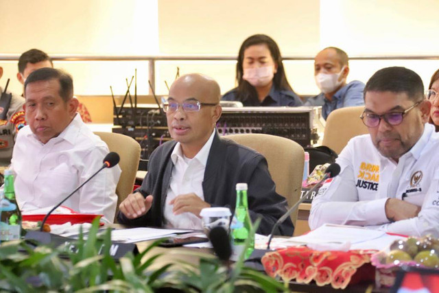 Komisi III DPR RI saat rapat bersama Gubernur Jawa Tengah, Kapolda Jawa tengah, dan Forkopimda Jateng, serta instansi terkait di Mapolda Jateng, Jumat (11/11) terkait kasus wadas. Foto: Dok. Istimewa