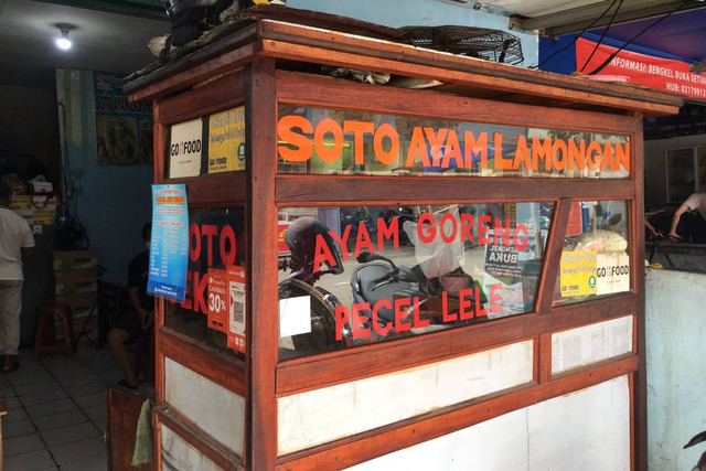 Gerobak soto ayam dan pecel lele Lamongan milik Djunaedi di Depok. Foto: Ainun Nabila/kumparan