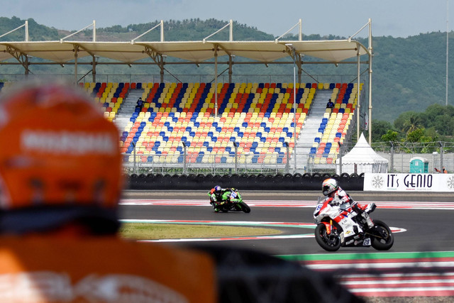 Pembalap WSBK melintas dekat tribun yang sepi penonton saat sesi latihan bebas pertama balapan World Superbike (WSBK) 2022 di Pertamina Mandalika International Street Circuit di KEK Mandalika, Jumat (11/11/2022). Foto: Ahmad Subaidi/ANTARA FOTO