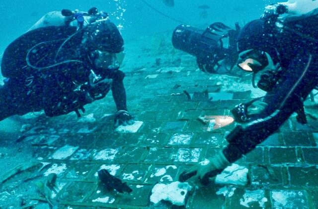 Penyelam tim dokumenter History Channel termukan serpihan pesawat ulang alik Challenger di lepas pantai Florida. Foto: History