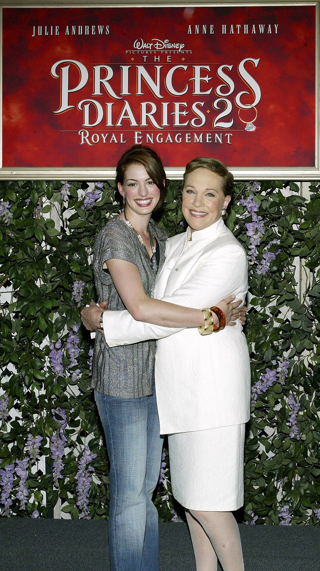Aktris Anne Hathaway dan Julie Andrews menghadiri pemutaran perdana film "The Princess Diaries 2: Royal Engagement" di Disneyland di Anaheim, California pada 7 Agustus 2004. Foto: Frederick M. Brown/Getty Images