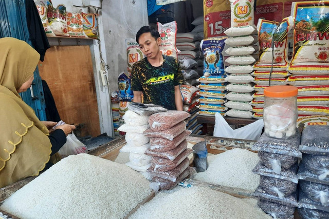 Pedagang beras di PD Pasar Kramat Jati Jaya, Jakarta Timur. Foto: Alfadillah/kumparan
