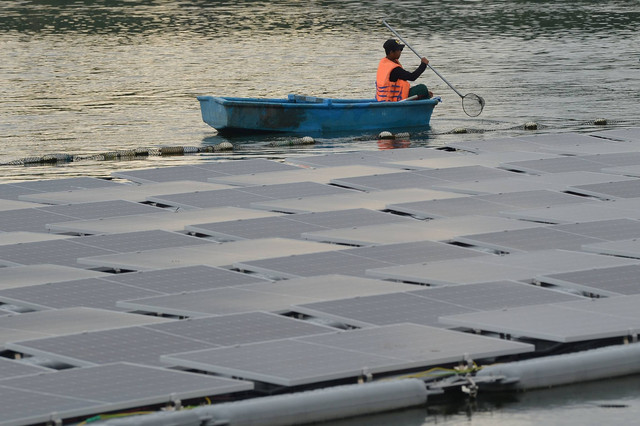 Petugas melakukan perawatan sistem usai peresmian Pembangkit Listrik Tenaga Surya (PLTS) Terapung Waduk Muara Nusa Dua di Kabupaten Badung, Bali, Jumat (11/11/2022). Foto: Aditya Pradana Putra/ANTARA FOTO