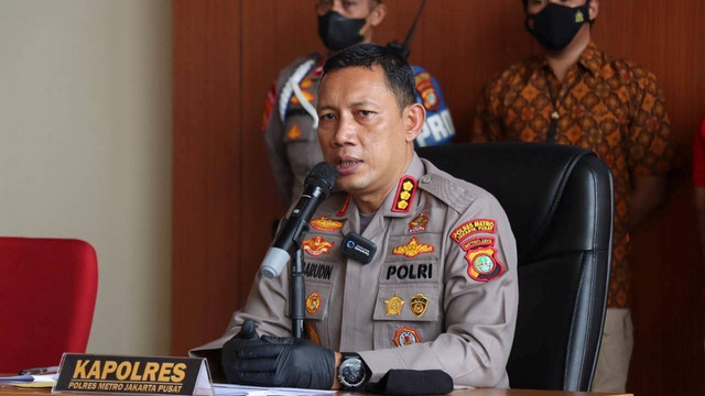 Kapolres Metro Jakarta Pusat Kombes Pol. Komarudin saat konferensi pers kasus penipuan di kantornya, Jumat (5/8/2022). Foto: Polres Metro Jakarta Pusat