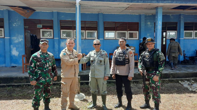 Pj Bupati Maybrat Benhard Rondonuwu didampingi Dansat Brimob Polda Papua barat Kombes Pol Pria Premos, Dandim 1809/Maybrat Letkol INF Yohanes Andi Wibowo, Dansatgas Yonif RK 136/Tuah Sakti Letkol Inf Andi Ariyanto dan Kapolres Maybrat AKBP Gleen Rooi Molle, ketika kunjungi wilayah Aifat Timur Raya. Foto ist