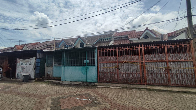 Suasana rumah keluarga yang tewas di Kalideres, Jakarta Barat, Sabtu (12/11). Foto: Jonathan Devin/kumparan