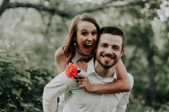 ucapan anniversary 1 tahun yang simple. sumber foto : unsplash/carly.