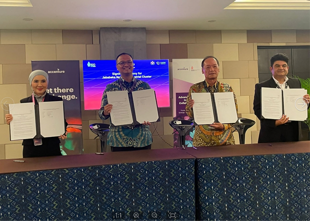 Kelompok pabrik Jababeka menandatangani pernyataan bersama dan mengumumkan rencananya untuk menjadi klaster industri net zero pertama di Kawasan Industri Jababeka di Indonesia Net Zero Summit 2022, side event B20 Indonesia 2022, Jumat (11/11). Foto: Dok. Pertamina