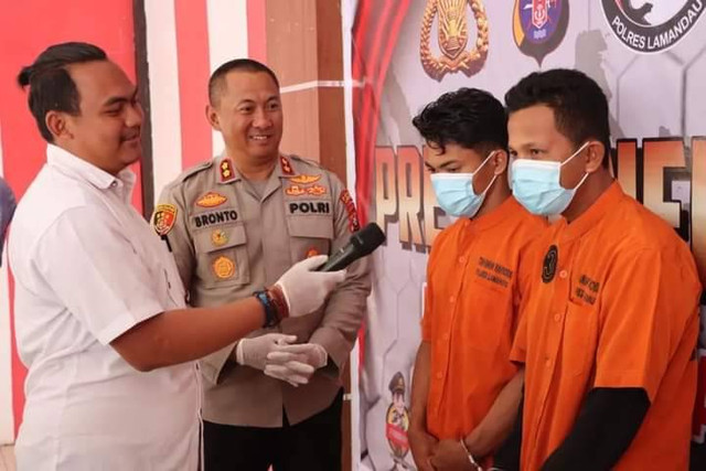 Dua tersangka saat diinterogasi oleh Kapolres Lamandau dan Kasat Narkoba di Mapolres Lamandau.
