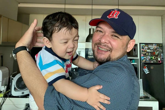 Keakraban kakak Mona Ratuliu, Donny Bule, dan anaknya, Balint. Foto: Instagram/@donny_bule