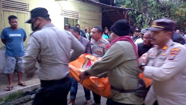 Polisi dan Tim SAR gabungan saat mengevakuasi korban tewas tertimbun longsor di Tapanuli Tengah, Sumatera Utara, Jumat (11/11/2022). Foto: Polres Tapanuli Tengah