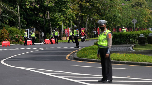 Polisi mengatur lalu lintas di Badung, Bali, Sabtu (12/11/2022). Foto: Zabur Karuru/ANTARA FOTO