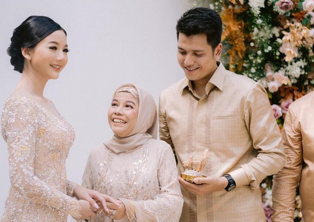Ibunda Rendi Jhon meninggal dunia. Foto: Instagram/glencachysaraofficial