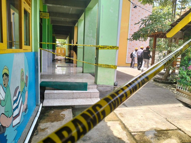 Garis polisi yang terpasang di SD Muhammadiyah di Gunungkidul yang atapnya ambruk hingga tewaskan seorang siswa. Foto: erfanto/Tugu Jogja
