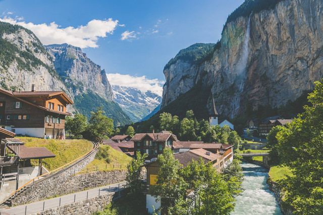 Ilustrasi Biaya Liburan ke Swiss 2022, sumber foto (Tim Trad) by unsplash.com