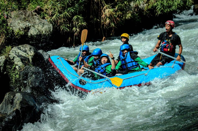 Objek wisata arung jeram ini bernama Rainbow Rafting.