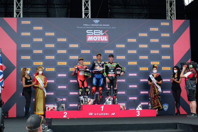 Pebalap Pata Yamaha With Brixx WorldSBK, Toprak Razagtlioglu, di podium WSBK Mandalika 2022, Pertamina Mandalika Street Circuit, KEK, Mandalika, Desa Kuta, Pujut, Prata, Lombok Tengah, NTB, Sabtu (12/11/2022). Foto: Aditya Pratama Niagara/kumparan