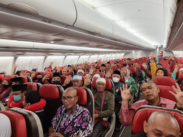 Jamaah umrah POS IV di pesawat Lion Air JT 061 saat meninggalkan Bandara Internasional King Abdul Aziz Jeddah, Arab Saudi Senin (7/11/2022) malam pukul 19.30 waktu Jeddah. Foto/dok Dr Aqua