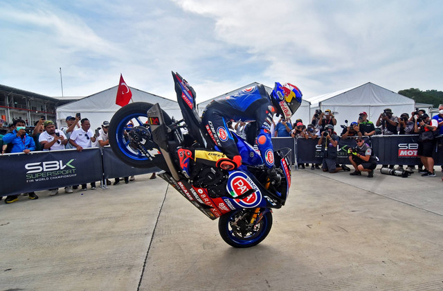 Pembalap tim Pata Yamaha With BRIXX Toprak Razgatlioglu melakukan selebrasi dengan stoppie saat memasuki area podium usai menyelesaikan Race 1 WSBK Mandalika 2022 di Pertamina Mandalika International Street Circuit, Sabtu (12/11/2022). Foto: Puspa Perwitasari/ANTARA FOTO