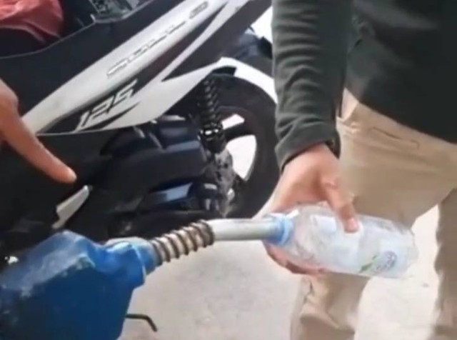 Tangkapan layar video viral dugaan penjualan BBM Pertalite berkedok Pertamax di salah satu SPBU Buton Utara. Foto: Ist