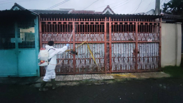 Polisi gelar olah tkp lanjutan di rumah keluarga yang ditemukan tewas di Kalideres, Jakbar, Sabtu (12/11/2022). Foto: Jonathan Devin/kumparan