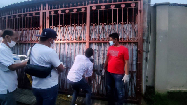 Polisi gelar olah tkp lanjutan di rumah keluarga yang ditemukan tewas di Kalideres, Jakbar, Sabtu (12/11/2022). Foto: Jonathan Devin/kumparan