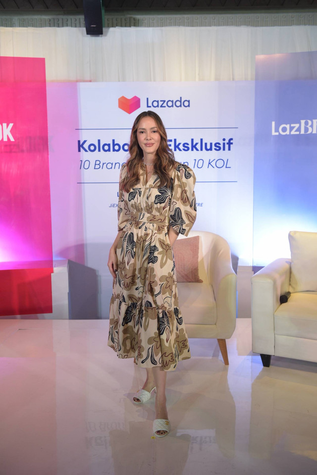 Founder & CEO of Sada Hybrid Beauty & Public Figure dan representatif dari KOL, Cathy Sharon, sebagai perwakilan dari KOL di Acara Lazada Kolaborasi bersama 10 Brand dan 10 KOL. Foto: Dok. Lazada