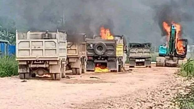 Rusuh di Dogiyai, kelompok warga bakar rumah dan truk. Kerusuhan dipicu kecelakaan yang menewaskan seorang anak berumur 5 tahun. (Foto Humas Polda Papua)