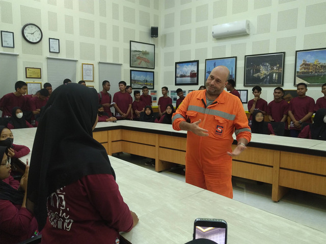 Salah satu peserta pelatihan bahasa Inggris berkomunikasi dengan managing director Saipem, Mr Alessandro Castagna. Foto: Khairul S/kepripedia.com