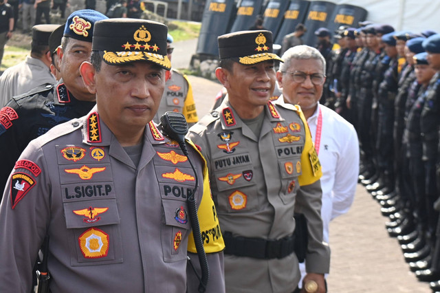 Kapolri Jenderal Pol Listyo Sigit Prabowo (kiri) didampingi Kapolda Bali Irjen Pol Putu Jayan Danu Putra meninjau personel yang bertugas untuk operasi pengamanan KTT G20 di kawasan Nusa Dua, Badung, Bali, Sabtu (12/11/2022). Foto: Fikri Yusuf/ANTARA FOTO