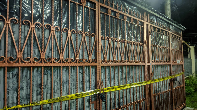 Rumah keluarga yang tewas di Kalideres, Jakarta Barat dipasangi plastik, Sabtu (12/11/2022). Foto: Jonathan Devin/kumparan