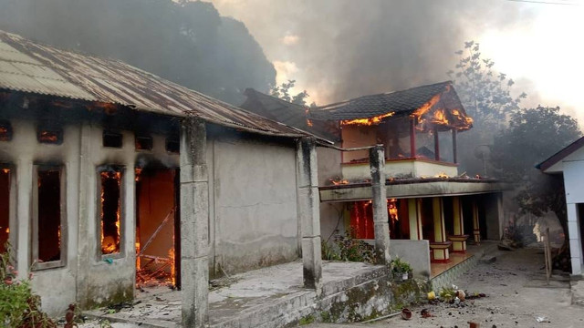 Kondisi rumah terbakar buntut bentrokan antar kelompok warga di Kabupaten Maluku Tenggara, Provinsi Maluku, Sabtu (12/11/2022). Foto: Dok. Istimewa