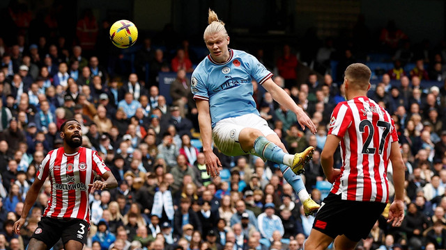 Pemain Manchester City Erling Braut Haaland menyundul ke gawang Brentford di Stadion Etihad, Manchester, Inggris, Sabtu (12/11/2022). Foto: Action Images via Reuters/Jason Cairnduff