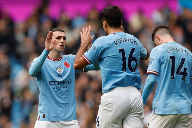 Pemain Manchester City Phil Foden merayakan mencetak gol pertama mereka dengan Rodri saat hadapi Brentford di Stadion Etihad, Manchester, Inggris, Sabtu (12/11/2022). Foto: Action Images via Reuters/Jason Cairnduff