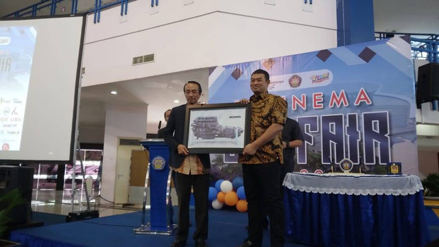 Penyerahan set Engine dan Transmisi Scania P380 secara simbolis kepada Polinema. Foto / Feni Yusnia