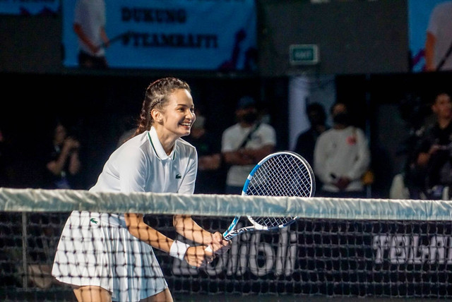 Enzy Storia saat melawan Wulan Guritno-Gading Marten pada pertandingan Vindes Tiba Tiba Tenis di Tennis Indoor Senayan, Jakarta pada Sabtu (12/11/2022). Foto: Iqbal Firdaus/kumparan
