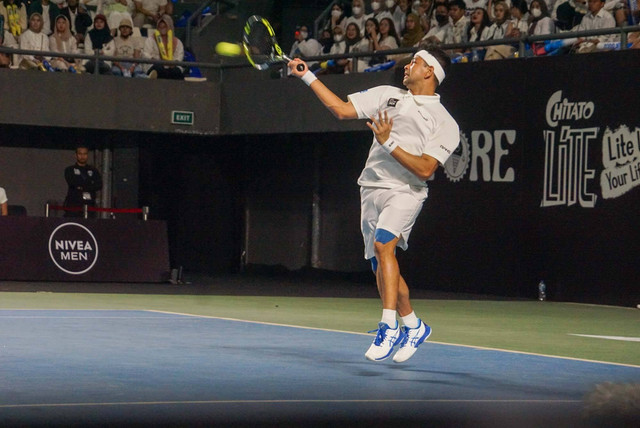 Artis Raffi Ahmad saat melawan Deddy Mahendra Desta dalam pertandingan Vindes Tiba Tiba Tenis di Tennis Indoor Senayan, Jakarta pada Sabtu (12/11). 
 Foto: Iqbal Firdaus/kumparan
