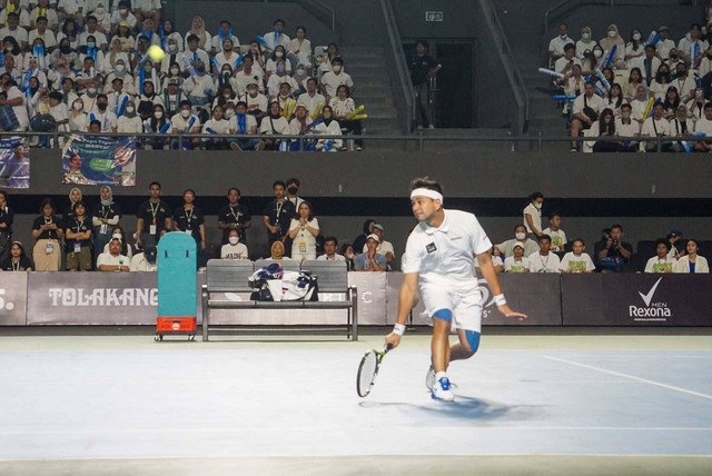 Artis Raffi Ahmad saat melawan Deddy Mahendra Desta dalam pertandingan Vindes Tiba Tiba Tenis di Tennis Indoor Senayan, Jakarta pada Sabtu (12/11). 
 Foto: Iqbal Firdaus/kumparan
