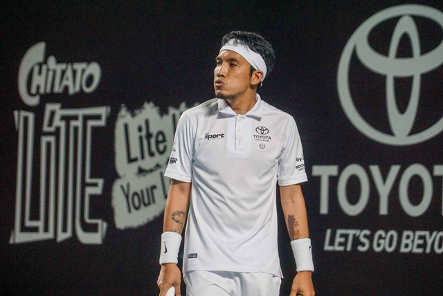 Artis Deddy Mahendra Desta saat melawan Raffi Ahmad dalam pertandingan Vindes Tiba Tiba Tenis di Tennis Indoor Senayan, Jakarta pada Sabtu (12/11). Foto: Iqbal Firdaus/kumparan