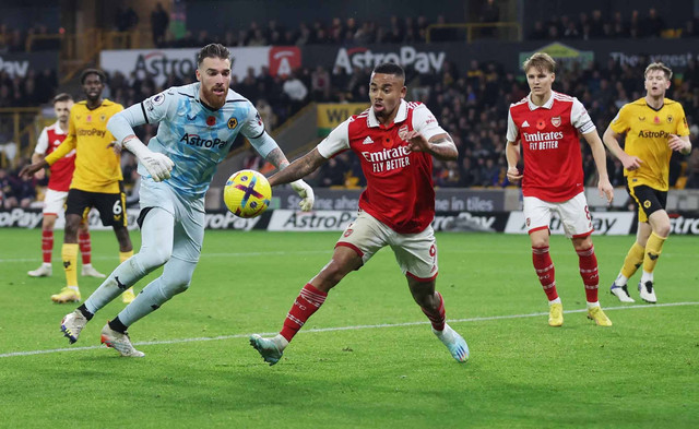 Jose Sa dari Wolverhampton Wanderers beraksi dengan Gabriel Jesus dari Arsenal. Foto: Action Images via Reuters/Matthew Childs